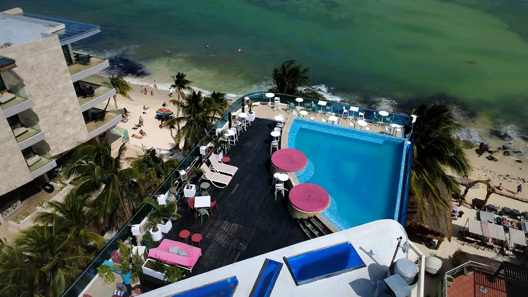Vista aérea de Bar 8 Rooftop con alberca, terraza y mar Caribe