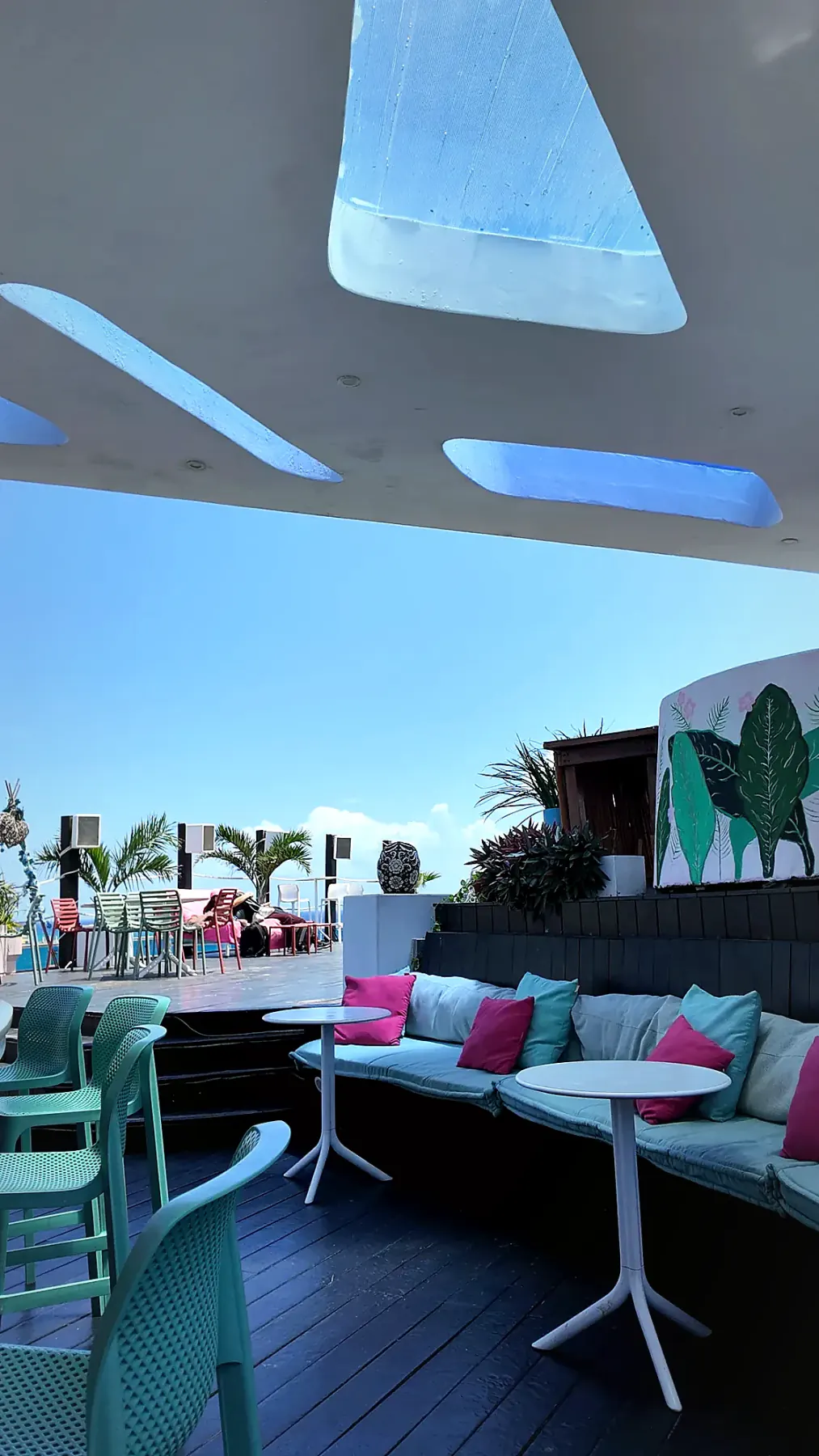 Área lounge de Bar 8 Rooftop con detalles tropicales